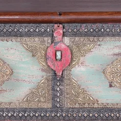 Charakterstarke Holztruhe mit Metallgriffen - Agacina^Wohnen Clearance