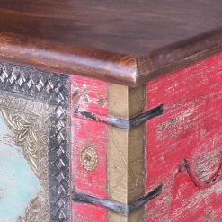 Charakterstarke Holztruhe mit Metallgriffen - Agacina^Wohnen Clearance