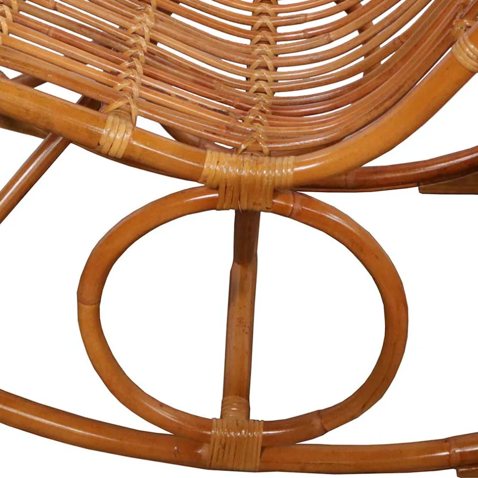 Handgearbeiteter Schaukelstuhl aus Rattan Geflecht - Ledro^Wohnen New