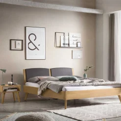 Helles Eichebett mit Kunstleder Kopfteilpolstern - Vrona^Wohnen Outlet