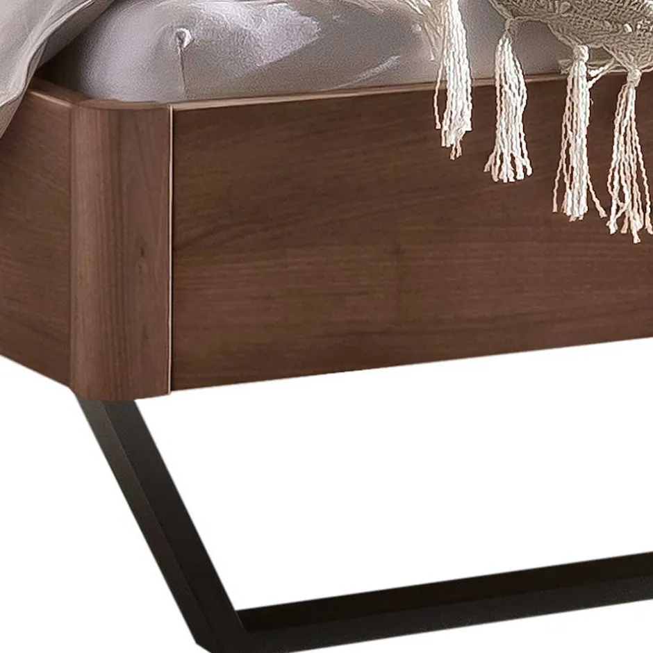 Industrial Bett aus Nussbaum massiv - Bluesa^Wohnen Hot