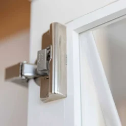 Landhaus Vitrine in Weiß & Kiefer Natur - Saluts^Wohnen Discount