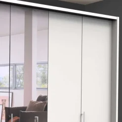 Praktisch aufgeteilter Kleiderschrank in Weiß - Donpiave^Wohnen New