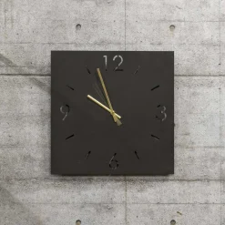 Wohnen Quadratische Wanduhr in Schwarz - Britain