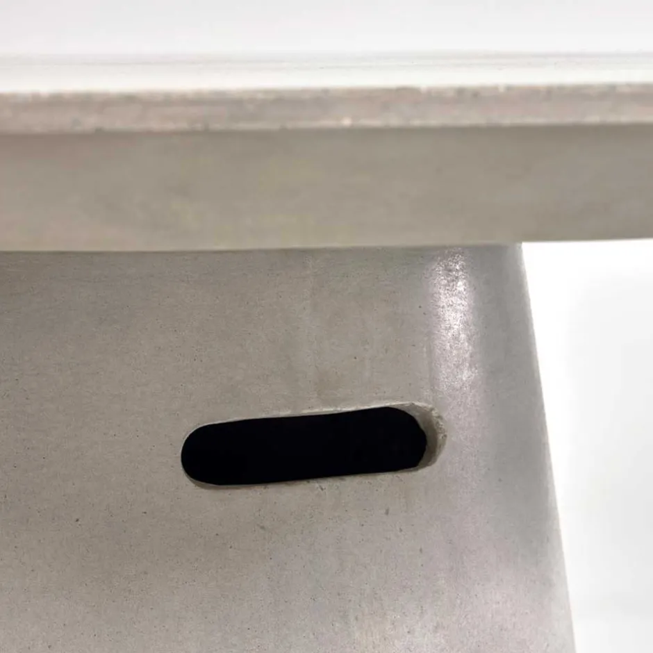 Runder Tisch aus Zement in Grau - Onan^Wohnen