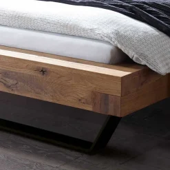Rustikales Wildeiche Holzbett mit Metallkufen - Space^Wohnen Clearance
