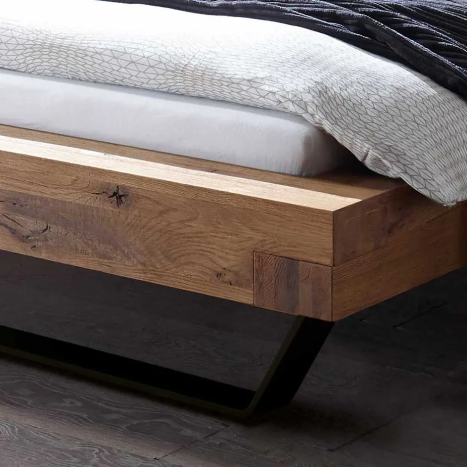 Rustikales Wildeiche Holzbett mit Metallkufen - Space^Wohnen Clearance