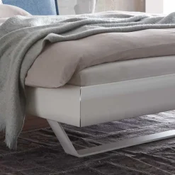 Weißes Designbett mit Polsterkopfteil in Blau - Giralna^Wohnen Online